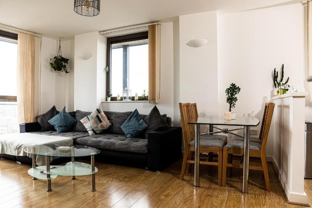 Whitechapel Two Bedroom Luxury Apartment - Free Private Parking - City Views 런던 객실 사진