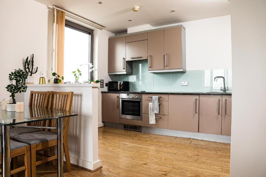 Whitechapel Two Bedroom Luxury Apartment - Free Private Parking - City Views 런던 외부 사진
