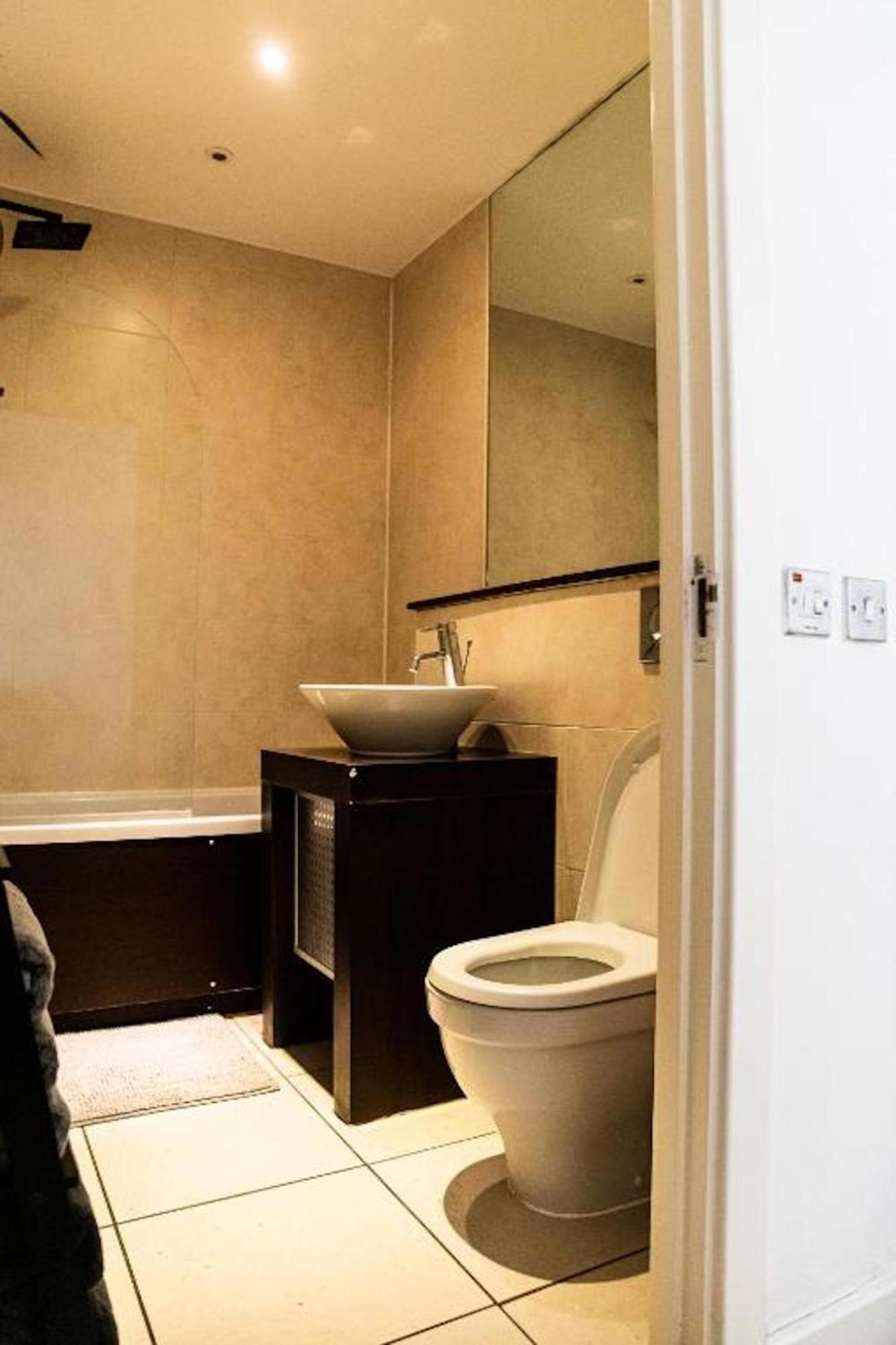 Whitechapel Two Bedroom Luxury Apartment - Free Private Parking - City Views 런던 외부 사진