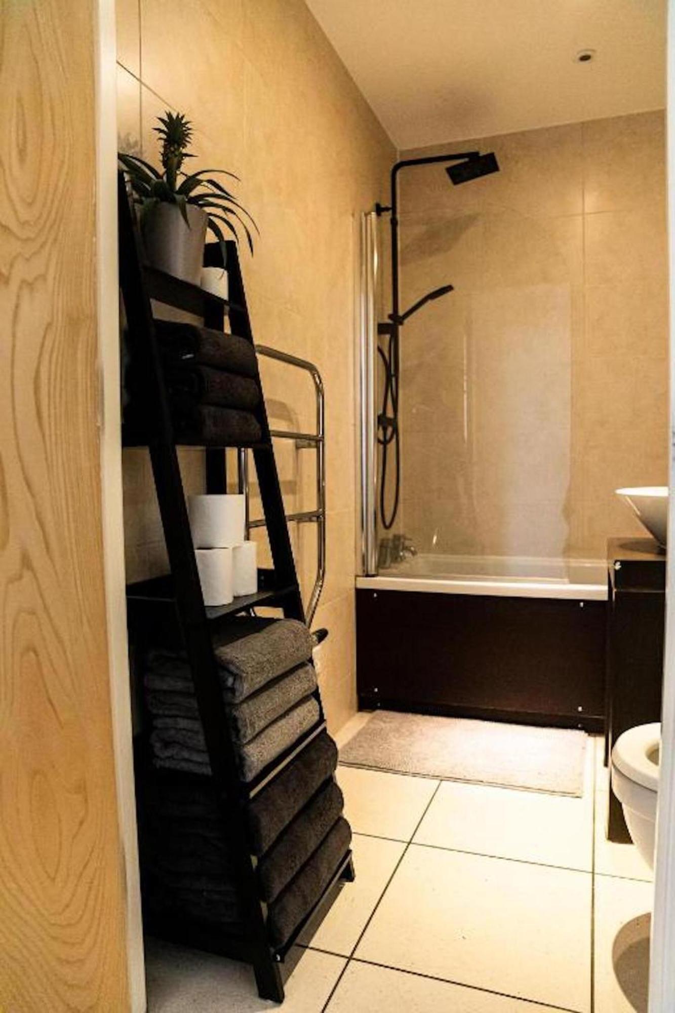 Whitechapel Two Bedroom Luxury Apartment - Free Private Parking - City Views 런던 외부 사진